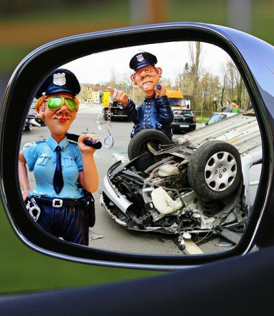 Polizei protokolliert einen Verkehrsunfall