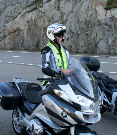 Rechtsanwalt Czaikowski mit seinem Motorrad BMW R1200RT